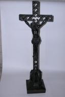 croix d'autel de style néo-gothique : Christ en croix
