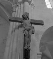 statue : Christ en croix.