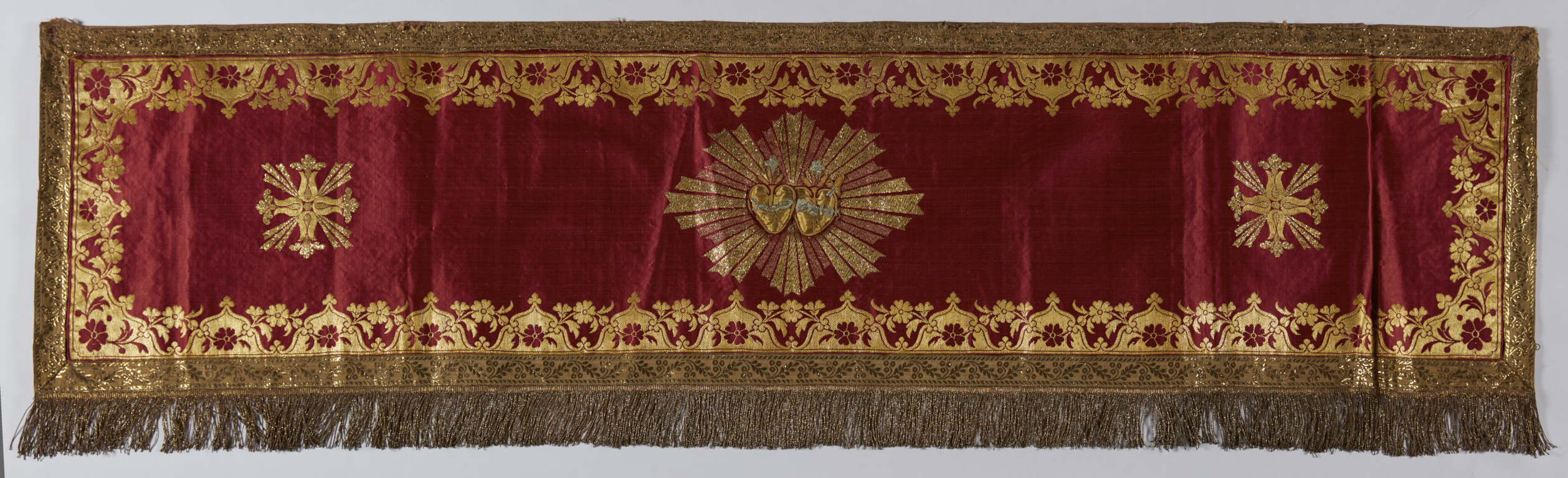 Dais de procession rouge