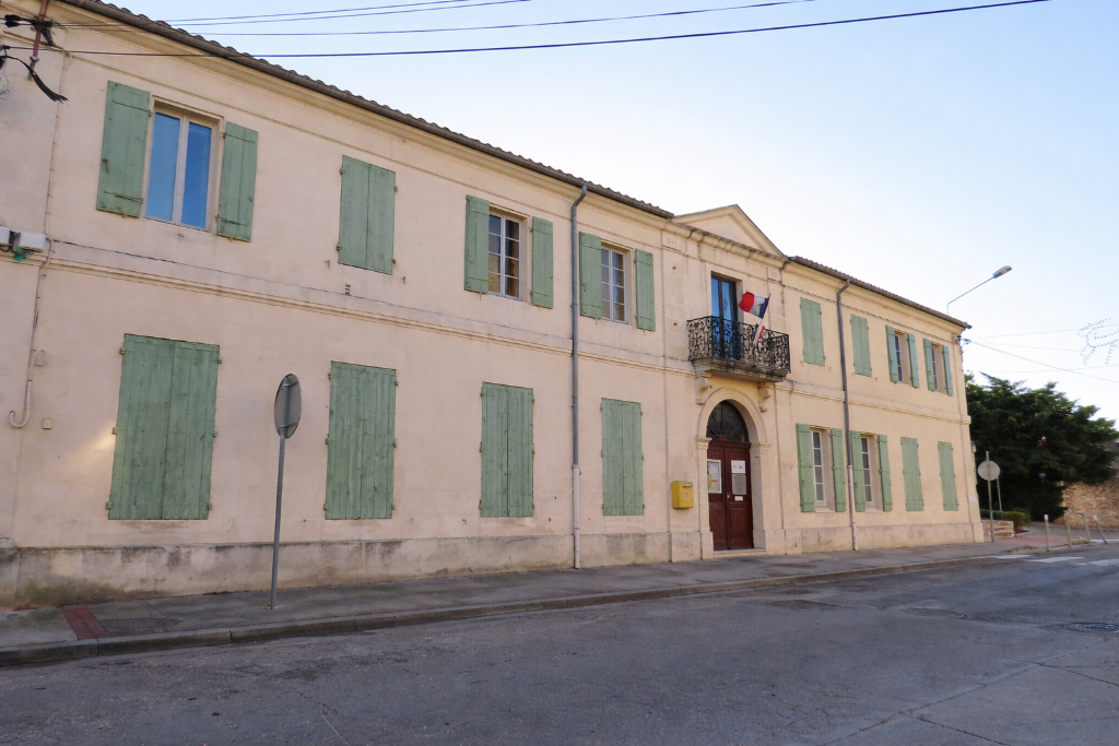 École ; mairie ; centre communal d'action sociale