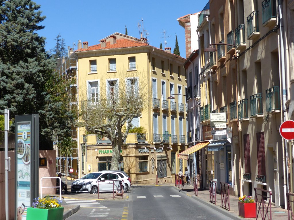 immeuble à logement et pharmacie