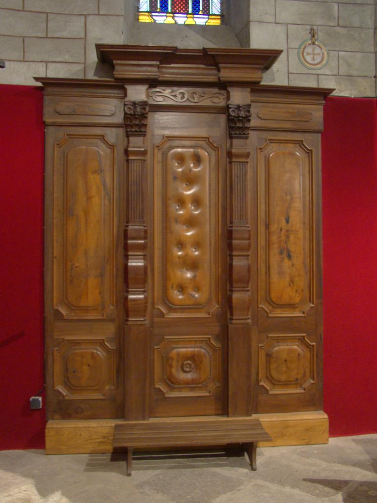 2 lambris de demi-revêtement, stalle et 2 tabourets de célébrant