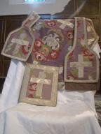 ornement violet : chasuble, étole de clerc, manipule, bourse de corporal, voile de calice