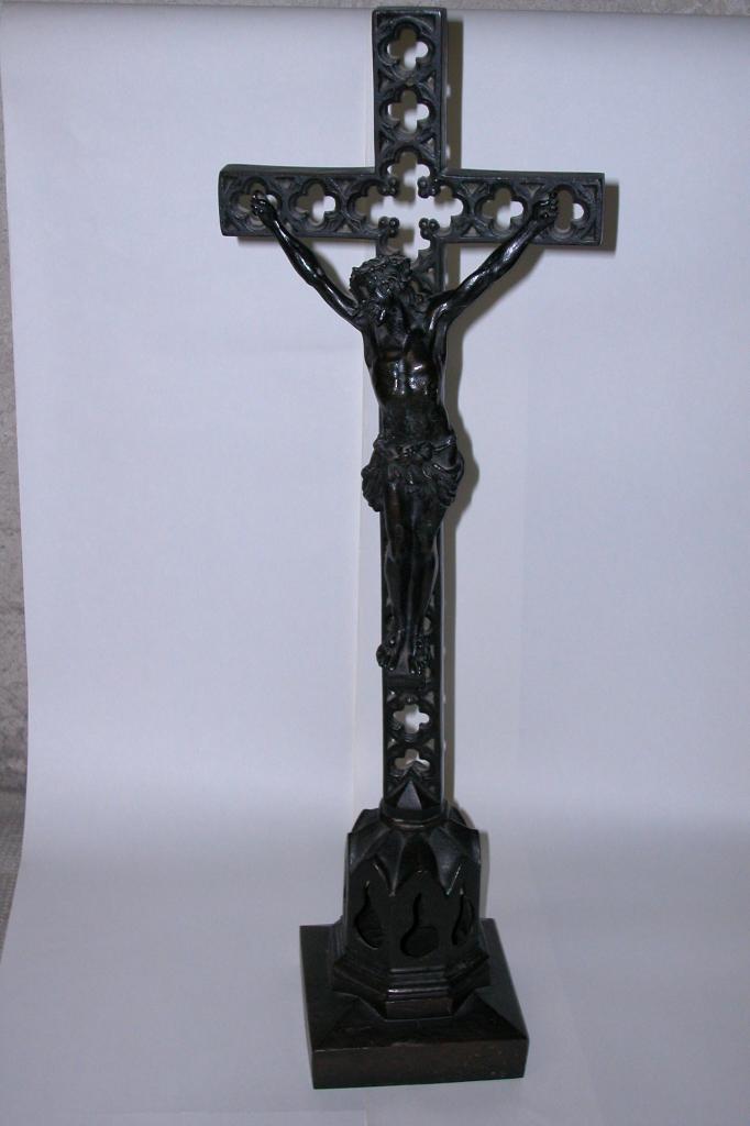 croix d'autel de style néo-gothique : Christ en croix