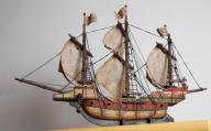 Ensemble de maquettes de bateaux : la Santa Maria, le Joffre et un brigantin de Ligurie