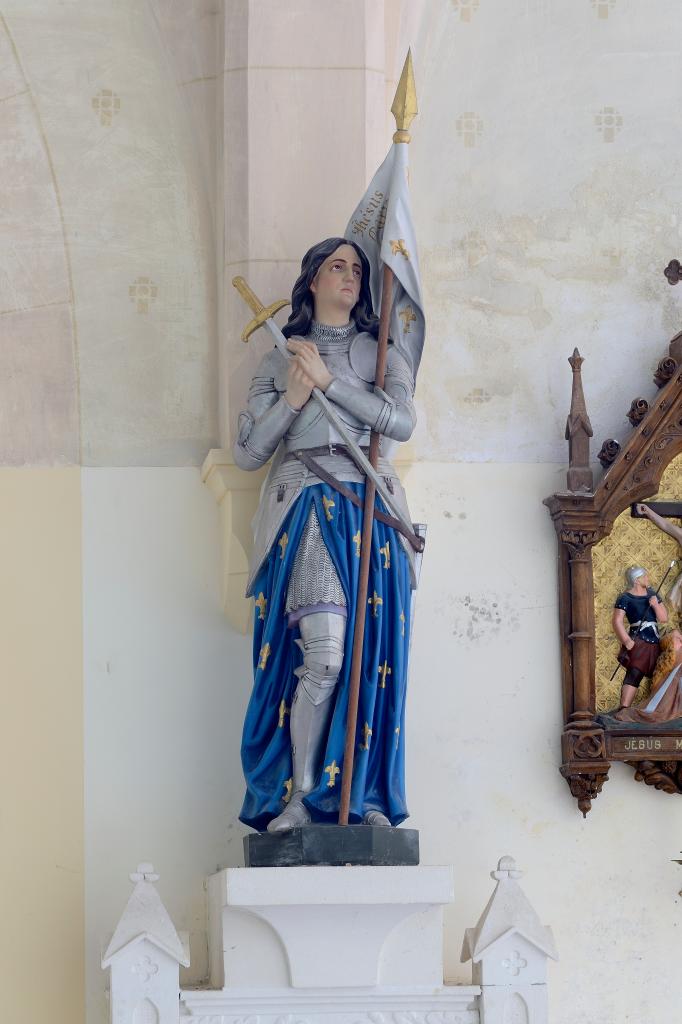 ensemble du monument aux morts de la guerre de 1914-1918 avec la plaque commémorative et la statue (grandeur nature) de Jeanne d'Arc