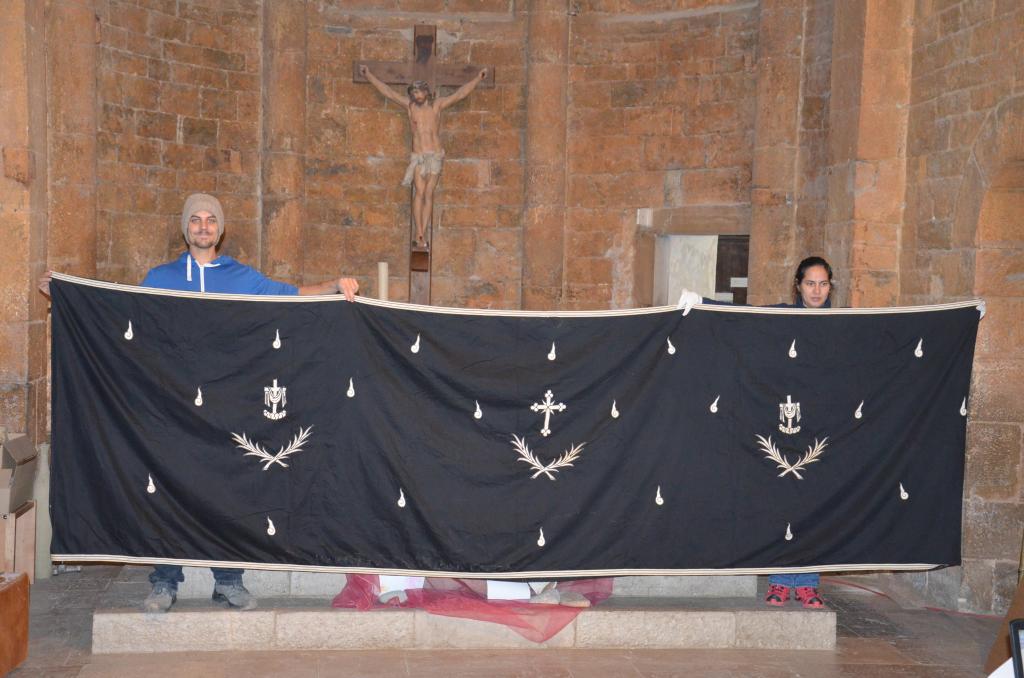 drap mortuaire ; tenture d'église