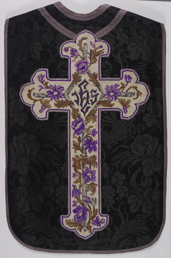 Chasuble noire avec étole, manipule et voile de calice