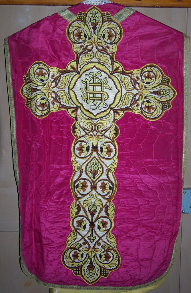 sommaire textile de l'église de Montfaucon