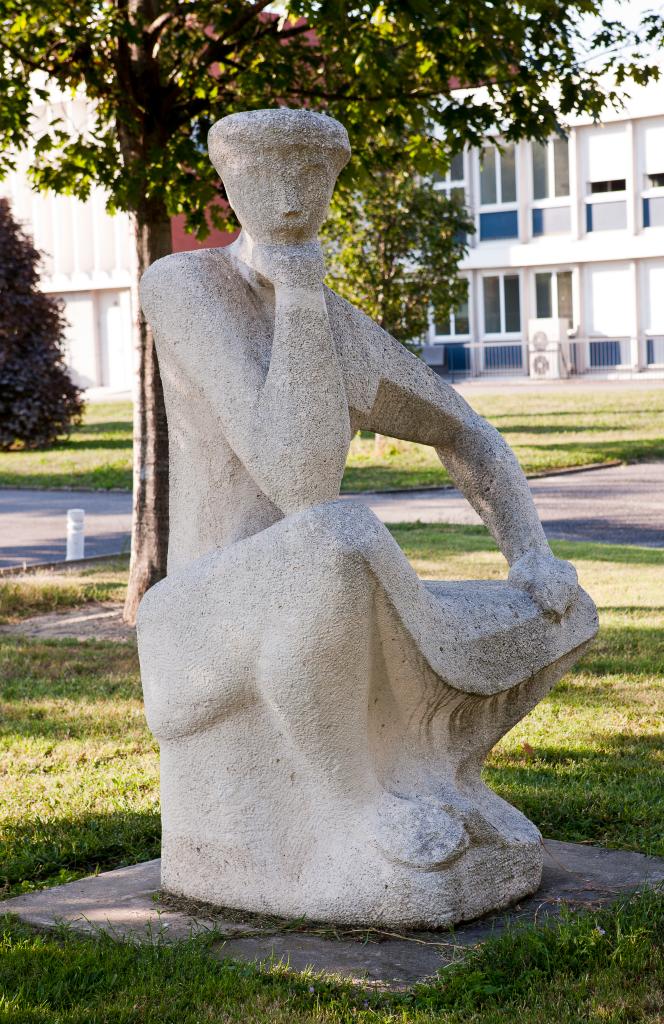 sculpture : Femme assise