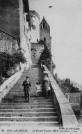 escaliers et parvis de la cité religieuse