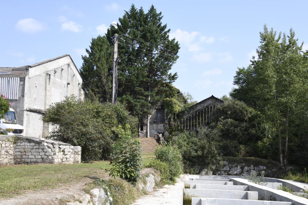 Ancien moulin à foulon et à farine, puis ancien moulin à papier, puis ancienne usine à papier Janole et Bergès achetée par la société Lacroix (Riz-Lacroix) - Mazères-Nord