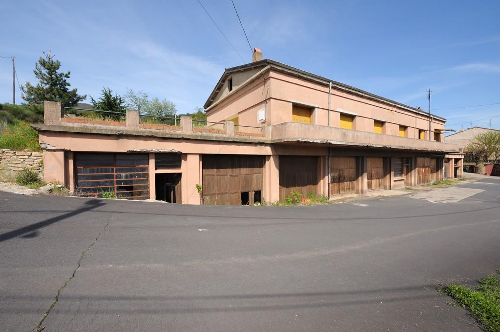 logement d'ouvriers et garages