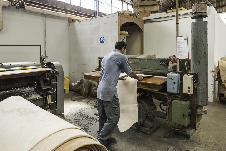 usine textile (usine de drap) Sicard et Prades, puis Sicard et Théron, puis Bernat, actuellement tannerie Valeix