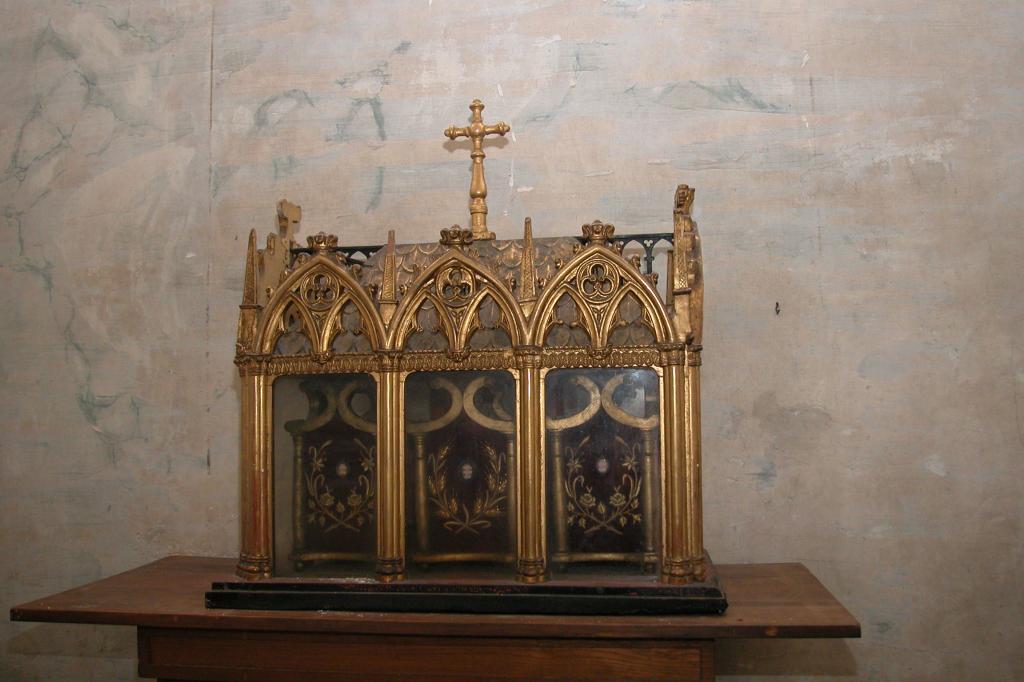 châsse de style néo-gothique, comportant 28 reliques de sainte Colombe de Sens, saint Fidèle, sainte Philomène, sainte Marguerite, sainte Anne, sainte Geneviève, sainte Agathe, sainte Ursule, sainte Flore, sainte Félicie, sainte Félicité, sainte Europe, sainte Gaudance, sainte Victoire, sainte Marie, sainte Tarcisse, saint Cardule, saint Amans, saint Naumas diacre, saint Honorat, saint Roi, sainte Zita, saint Germain, saint Vincent