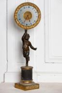 Lampe veilleuse et horloge de nuit soutenues par des angelots