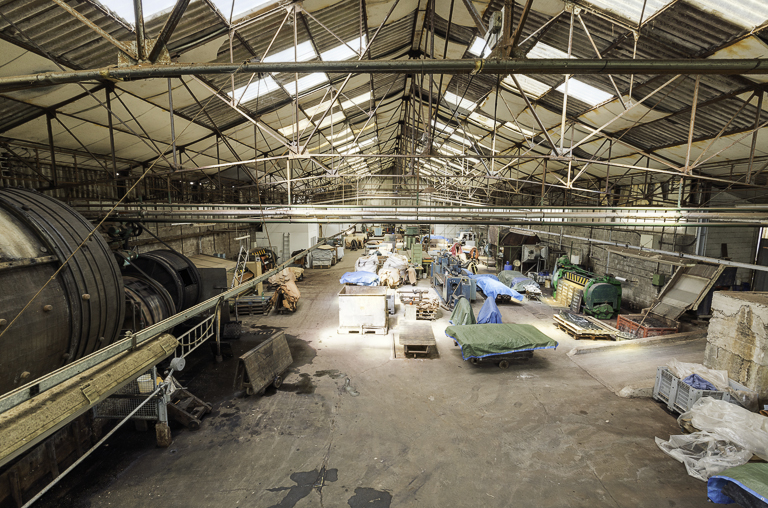 usine textile (usine de drap) Sicard et Prades, puis Sicard et Théron, puis Bernat, actuellement tannerie Valeix