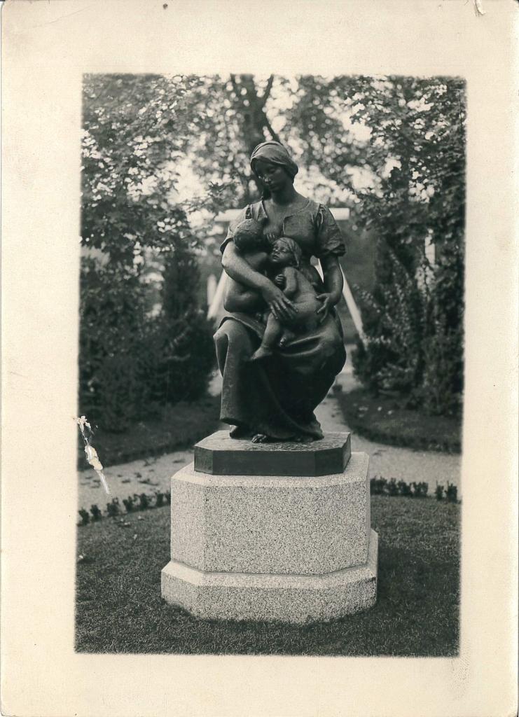 statue de la Charité ou la Maternité