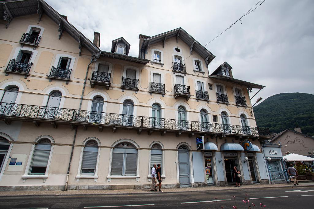 Hôtel de l'Univers (ancien), actuellement immeuble à logements et commerces