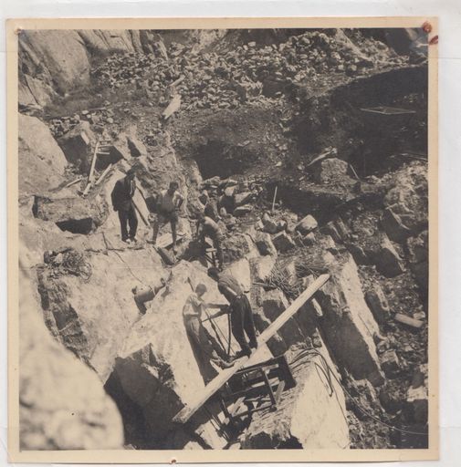 Carrière de marbre et usine de taille de matériaux de construction Anglade, puis Fougerolles, actuellement La Pierre de France