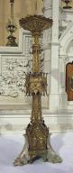 garniture d'autel de style néogothique : croix d'autel et 6 chandeliers d'autel