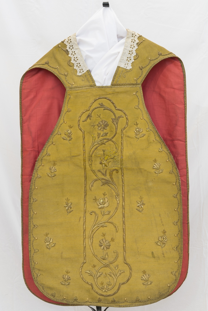 ornement doré : chasuble ; étole ; manipule ; bourse de corporal