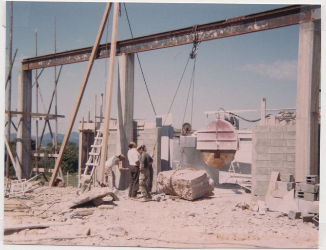 Carrière de marbre et usine de taille de matériaux de construction Anglade, puis Fougerolles, actuellement La Pierre de France
