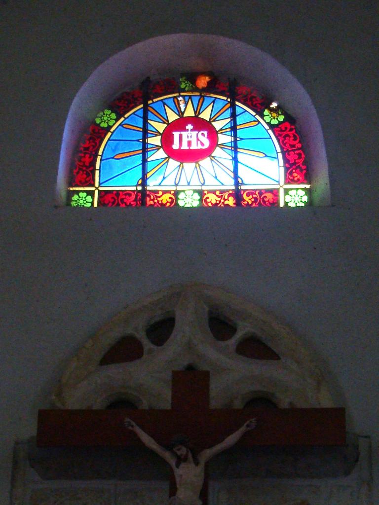 ensemble de 2 verrières décoratives (baies 0 et 7) et 6 verrières historiées (baies 1 à 6) : saint Pierre, saint Paul, la Vierge et le Christ mort, la mort de Joseph, l'Annonciation et l'enfance du Christ