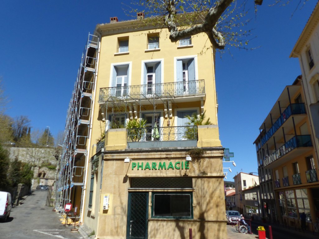 immeuble à logement et pharmacie