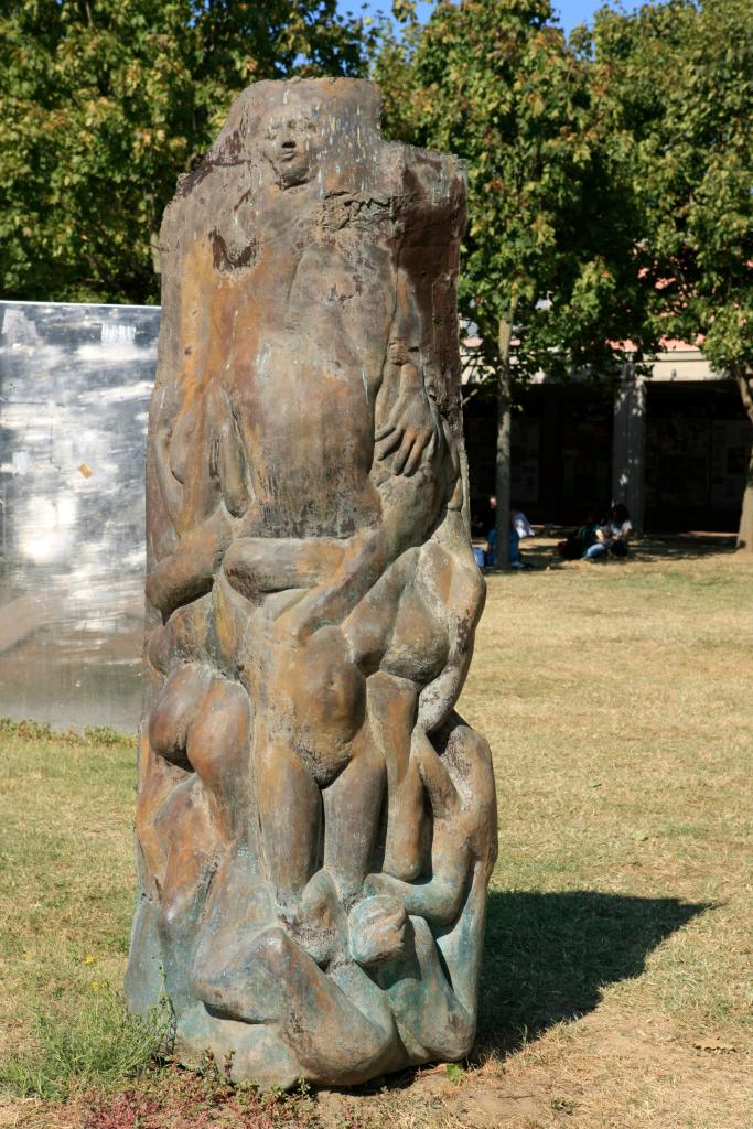 ensemble de 2 statues : Corps miraillés