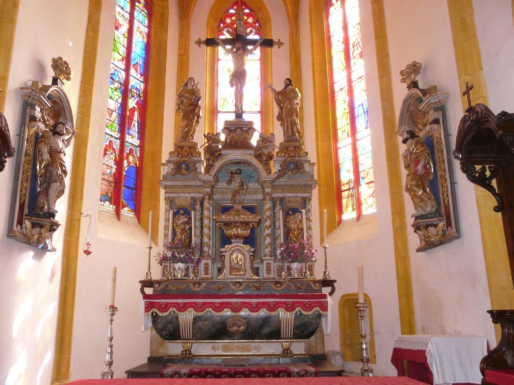 ensemble du retable du maître-autel : retable architecturé, autel tombeau, gradin d'autel, tabernacle, statues (8)