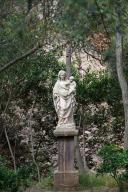 Statue : Vierge à l'Enfant avec son piédestal