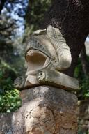 sculpture : Heaume d'armure à plumes, ouvert.