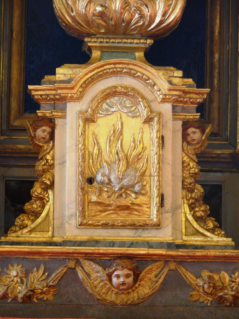 ensemble du retable du maître-autel : retable architecturé, autel tombeau, gradin d'autel, tabernacle, statues (8)