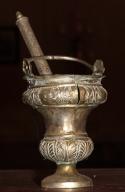 ensemble d'un seau à eau bénite, de style néo-classique et de son goupillon, de style néo-roman