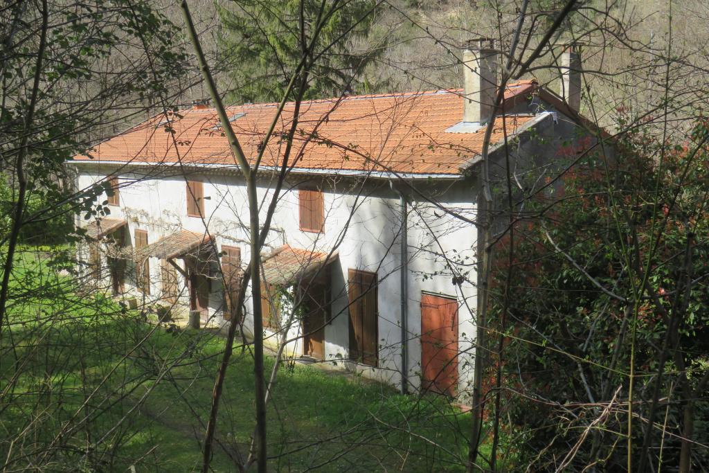 fabrique de jais et usine de peigne en corne Doris Escot, puis Corneil et Médus, puis Chaussonnet, puis effilochage textile Cathala, actuellement maison d'habitation