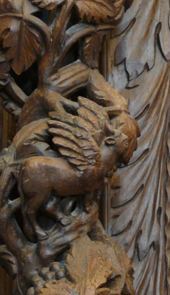 ensemble du retable du maître-autel : retable architecturé, autel tombeau, statue (grandeur nature) : Saint Michel terrassant le dragon et trois tableaux : La Crucifixion, Saint Michel terrassant le dragon et Saint Louis en prière