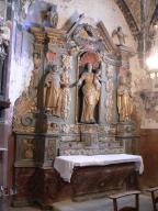 autel latéral sud du transept, retable, trois gradins d'autel, tabernacle et cinq statues : Vierge à l'Enfant au rosaire, Saint Dominique, Sainte Catherine de Sienne et Anges