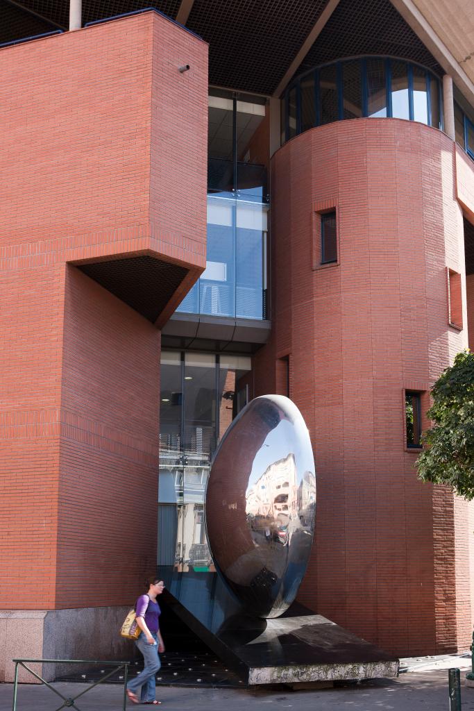 sculpture en ronde-bosse : Hommage à Mandela, communiqued or died