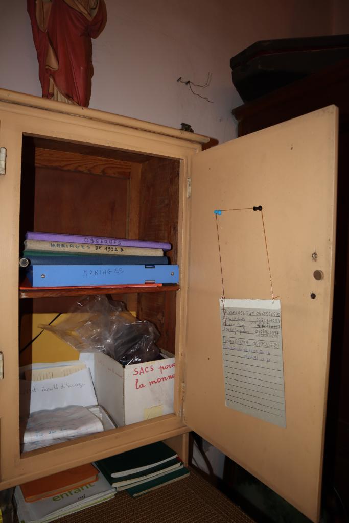 Meubles de sacristie (2) : chasublier ; penderie
