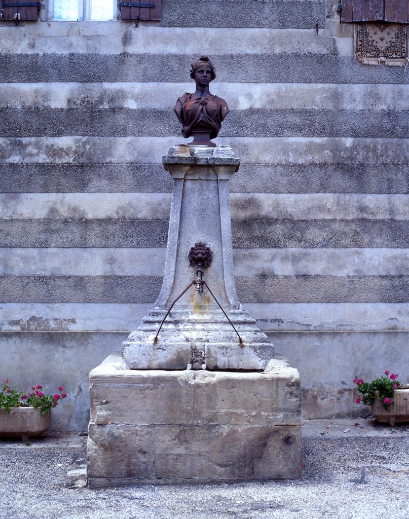 fontaine de la République, avec buste de Marianne