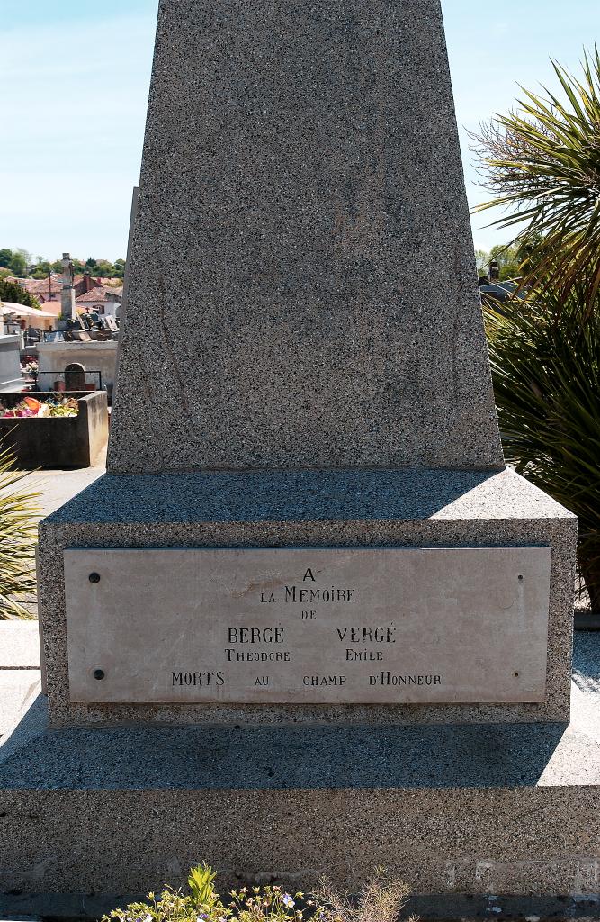 monument aux morts et cinq tombeaux de la guerre de 1939-1945.