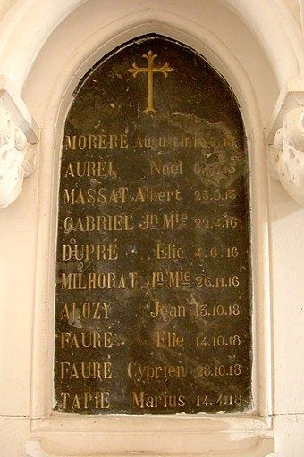 ensemble du monument aux morts de la guerre de 1914-1918 avec la plaque commémorative et la statue (grandeur nature) de Jeanne d'Arc