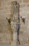 groupe sculpté : Vierge à l'Enfant et colonne à chapiteau roman