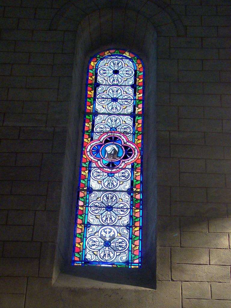 ensemble des 5 verrières hagiographiques (baies 0 à 2, 5 et 6) : Saint Pierre, Le Christ, Saint Blaise, Saint Joseph et La Vierge et 2 verrières décoratives (baies 3 et 4)