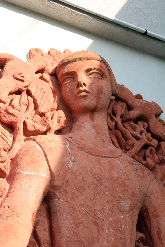 Bas-relief : L'enfant aux oiseaux