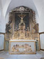 ensemble du maître-autel : autel, tabernacle à ailes et exposition, retable et tableau : Crucifixion