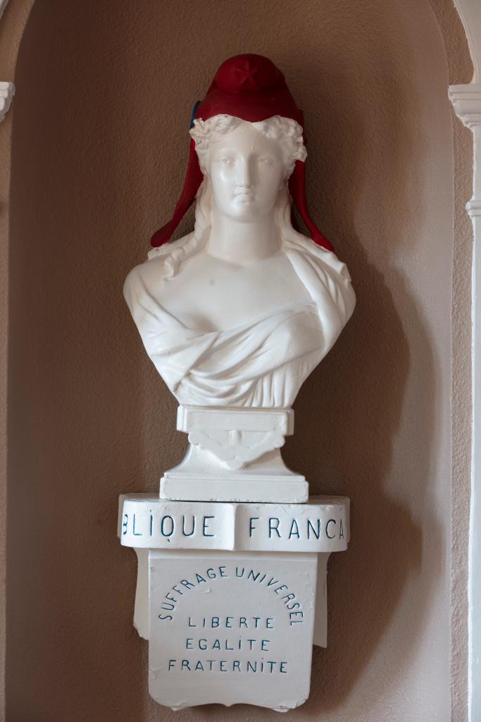 buste : Marianne, sur console