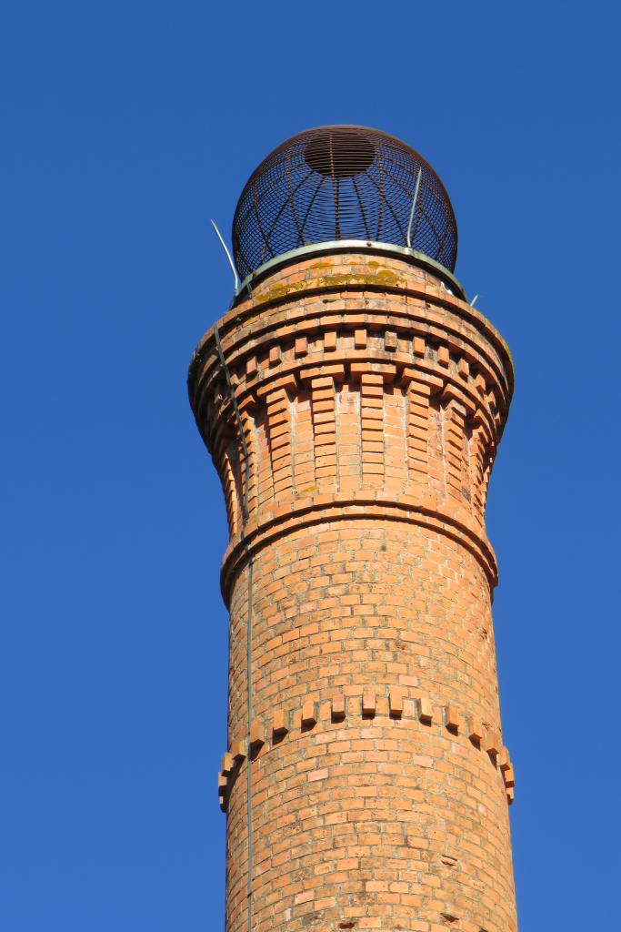 cheminée d'usine de la scierie Simorre