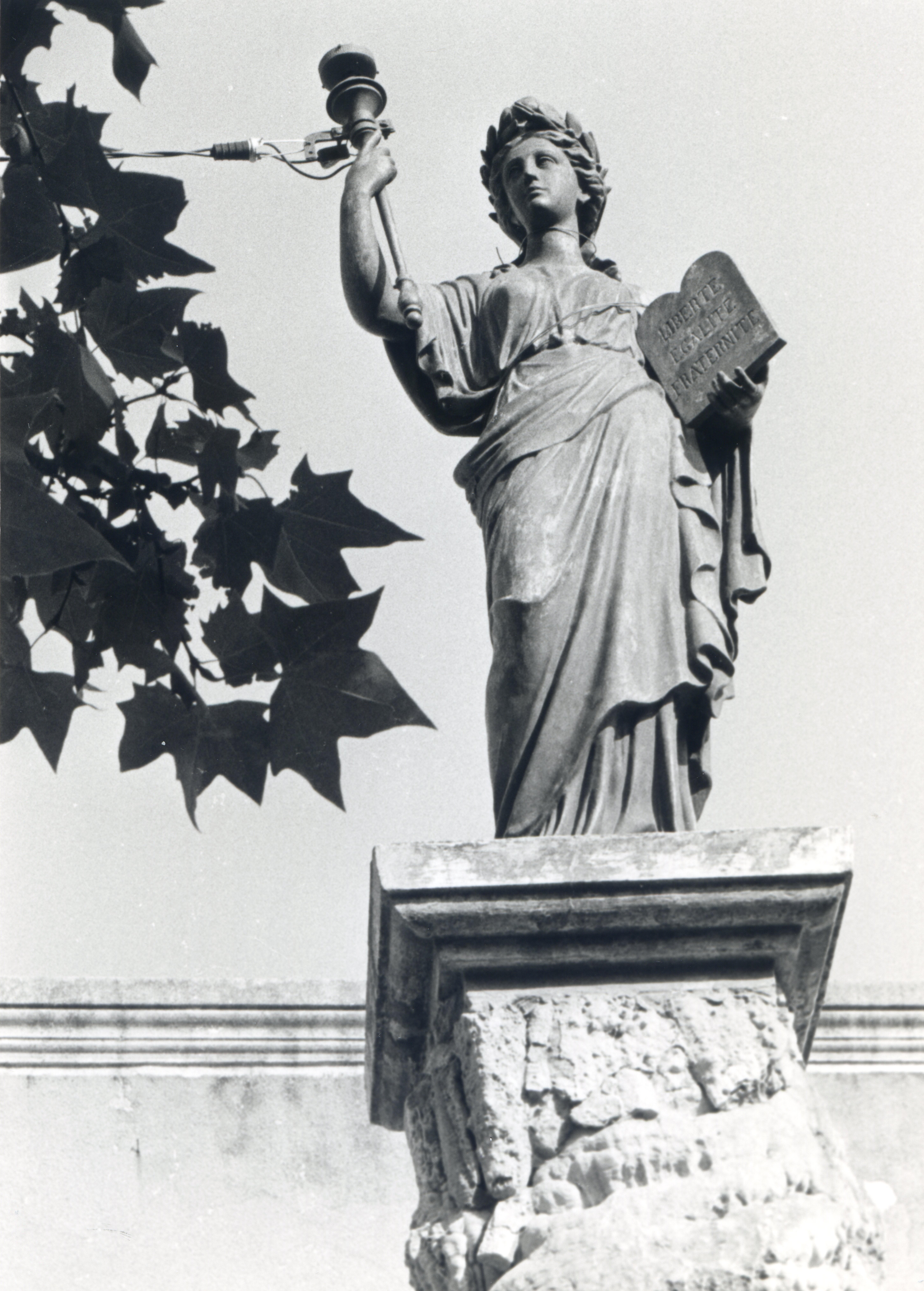 monument (monument commémoratif), fontaine monumentale, République ou Marianne à la Constitution